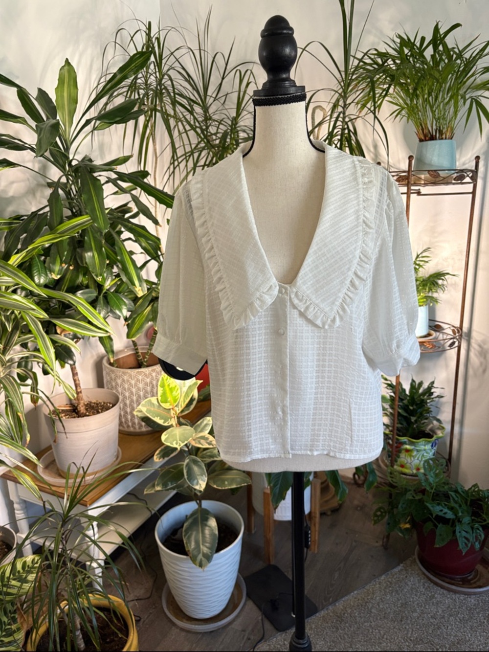 Missguided White Textured Button-Up Blouse with Ruffle Collar
